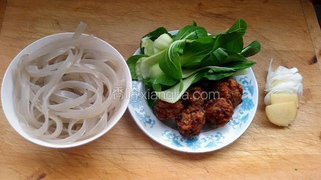 准备食材，宽粉条提前泡软，小油菜洗净，素丸子准备好，葱，姜切好备用