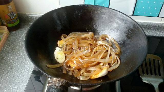 下入粉条炒几下，加入少许生抽酱油