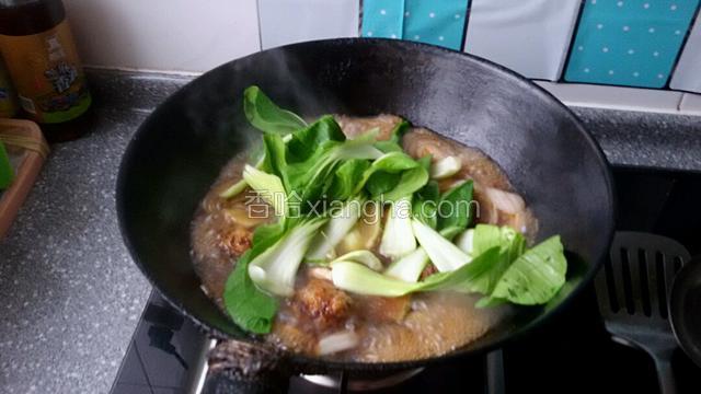 然后放入少许盐，再下入油菜