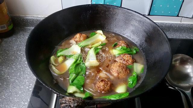 看到油菜塌了就关火，加入少许鸡粉即可