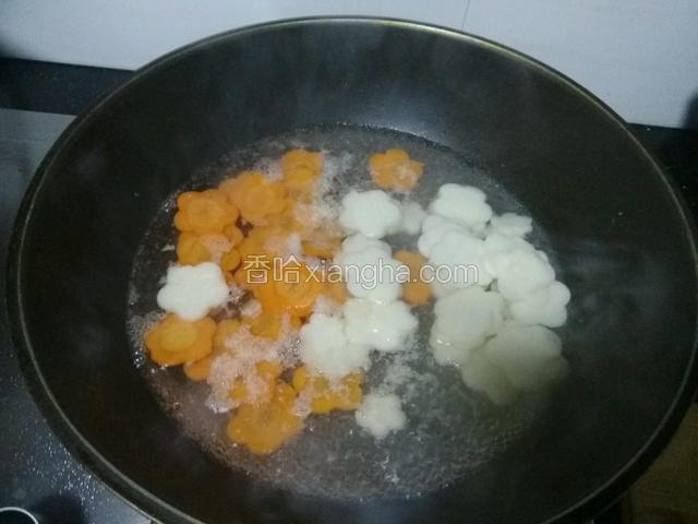 水开后地瓜下锅煮1分钟左右出锅。