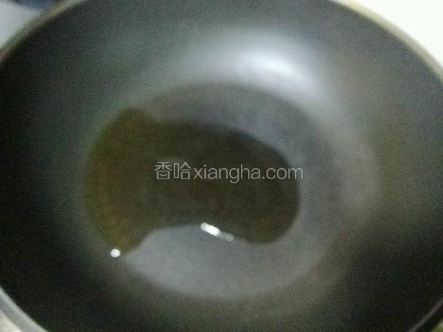 锅里放适量的油