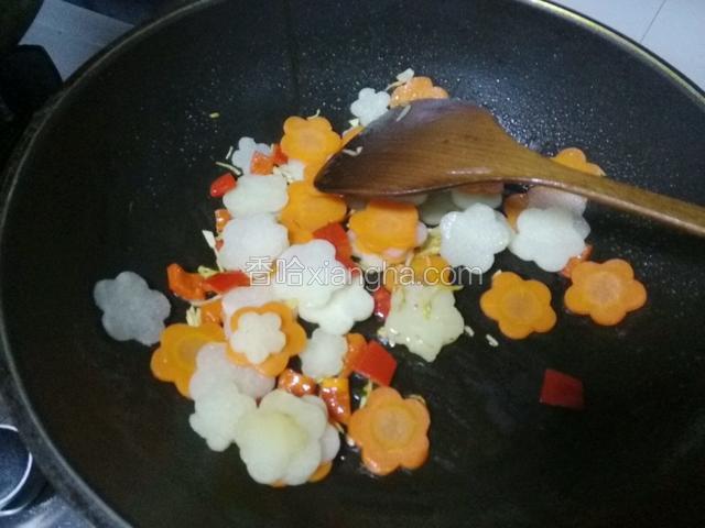 双花下锅翻炒