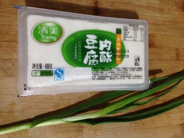 准备好嫩豆腐和青蒜。