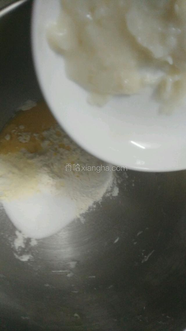 把除了黄油 水 的材料倒入厨师机盘里  加入汤种 一档搅拌