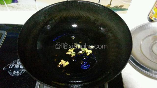 起锅油热放葱，姜爆香，小火，别糊了。