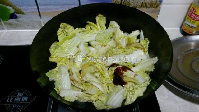 放入料酒，生抽，蚝油翻炒均匀。