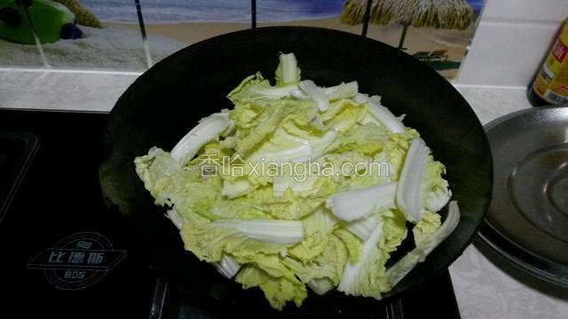 将娃娃菜放入锅里翻炒，大火一直翻炒。