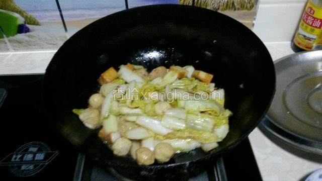 娃娃菜炒到边缘都软了就是快要熟了，放入盐和鸡精。