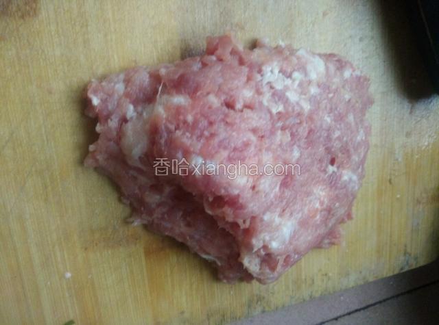 如图所示：趁煮熟米粉时，将肉剁成肉末；