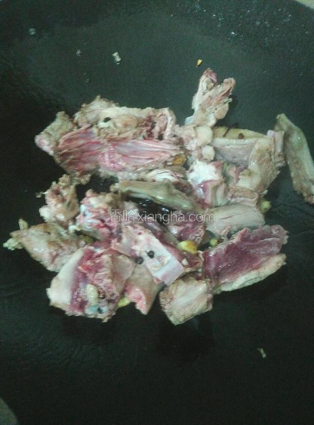 如图：在放入切好的鹅肉，姜一起翻炒一分钟