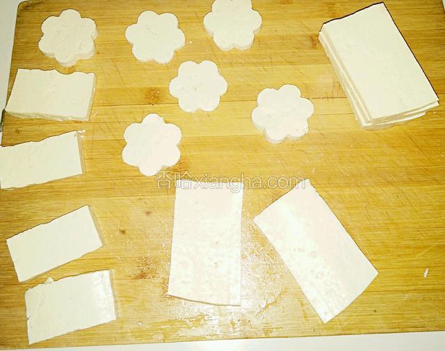 豆腐切成大小适宜的块，我用模具做了一些花朵图案