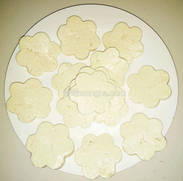 模具做好的花朵图案