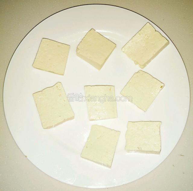 切好的豆腐块备用