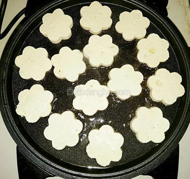 电饼铛放入少量的油，油热放入豆腐煎至两面金黄