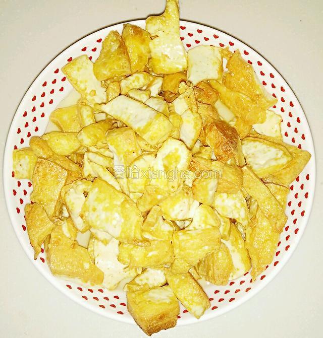 做花朵图案剩下的豆腐边角料也煎好