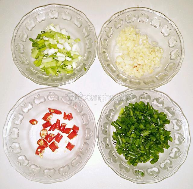 香葱葱白切碎，葱叶切碎单另盛放，蒜切末，生姜切末，小米椒切碎