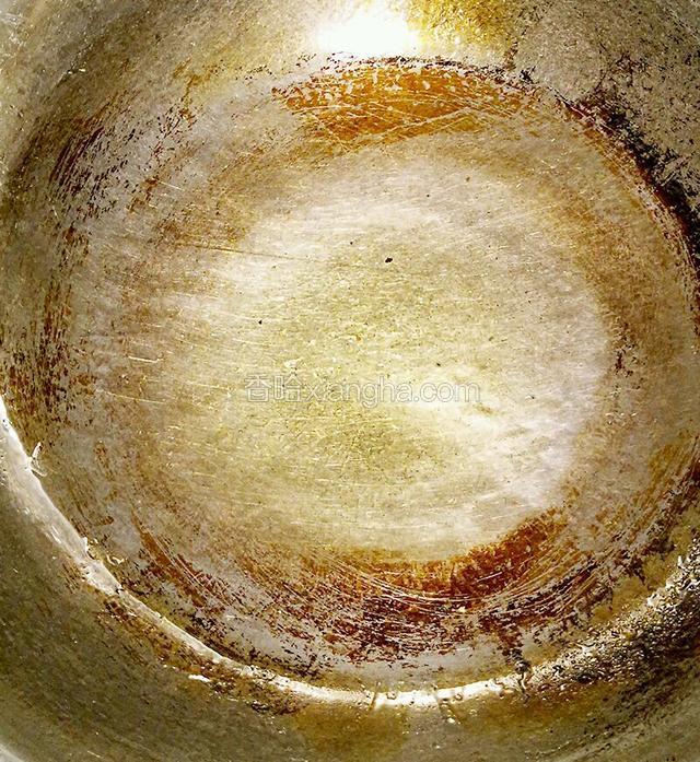 锅中倒入花生油