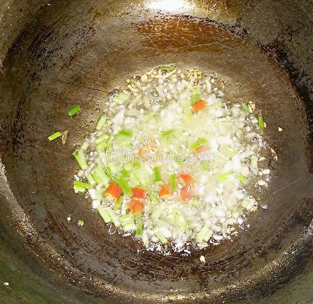 油热后放入葱姜蒜末，小米椒小火煸香