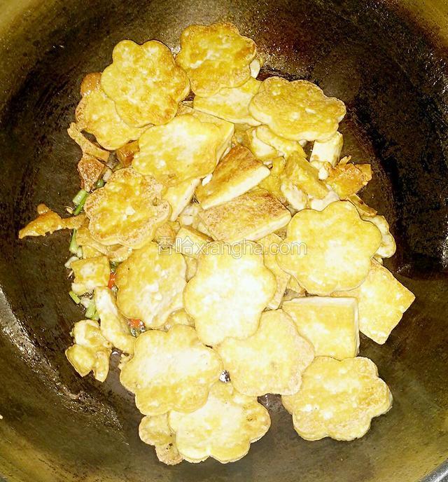放入煎好的豆腐
