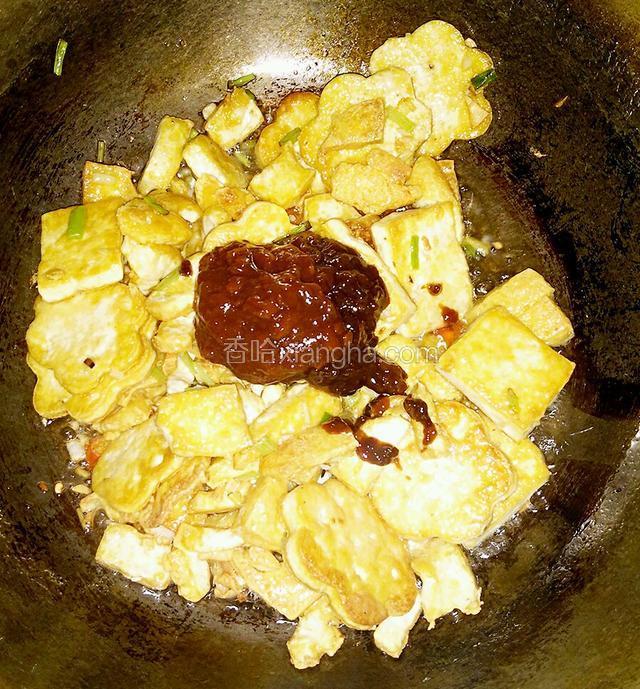 放入两勺黄豆酱