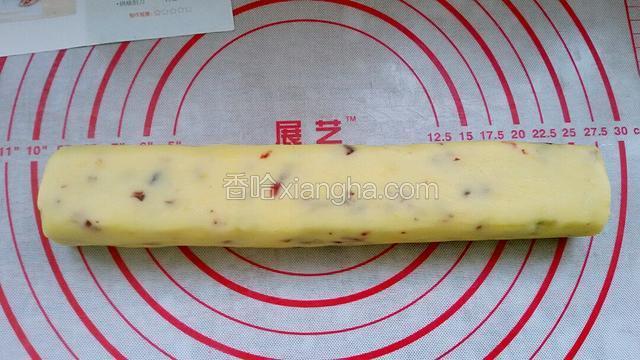 然后把面团整长方体大约6x4厘米就行