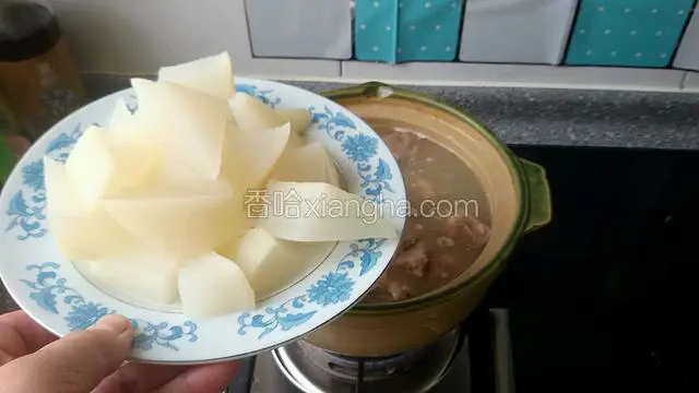 煲到九成熟时，把焯水段生萝卜放入锅中炖几分钟即可