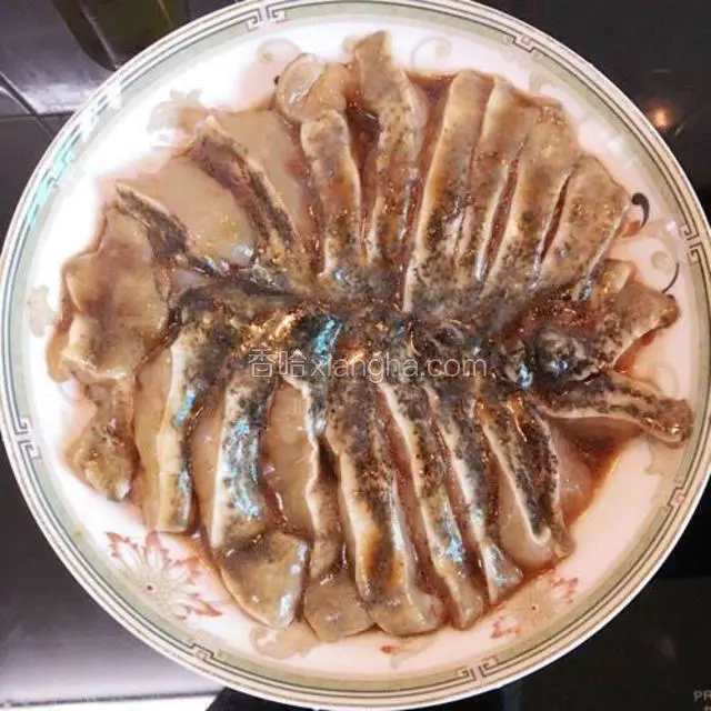 把腌好的鱼肉摆放上盘