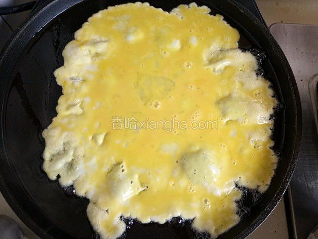 倒入一半鸡蛋液，摊匀