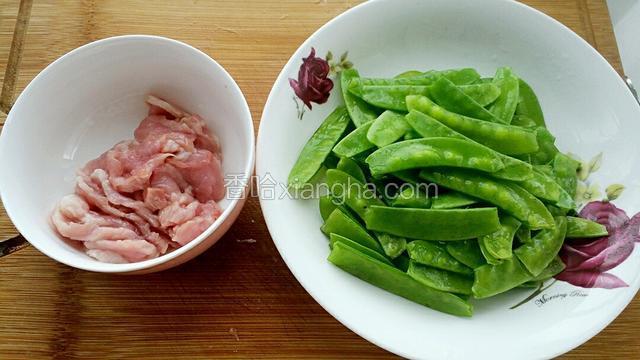 准备食材:荷兰豆摘好洗净，瘦肉切薄片。