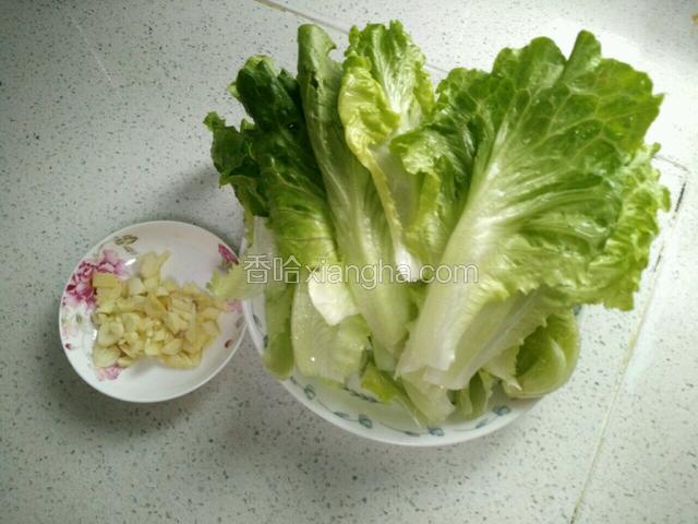 备好图中食材，生菜洗净，蒜切粒。