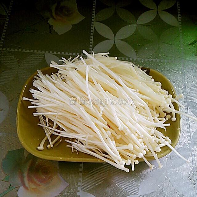 金针菇去老根洗净。