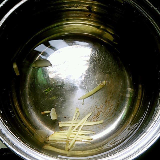 起锅倒入2碗水，放入姜丝蒜片。