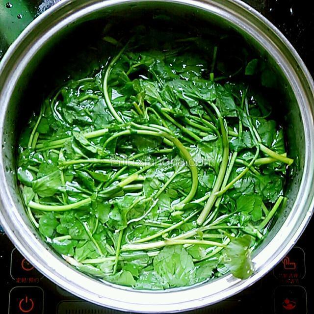 烧开放入西洋菜滚开。加入盐，五香粉。