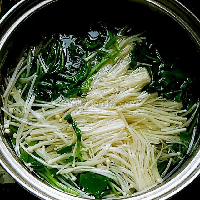 放入金针菇滚开。