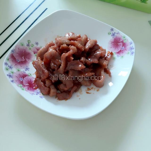 待电饭锅跳闸。即可出锅装盘食用