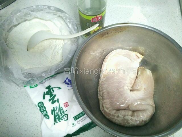 备好图中食材。脏猪肚一个，面粉，盐，白米醋。