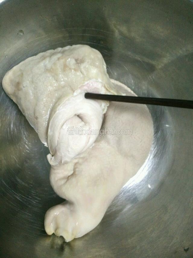 迅速撕去(筷子指着的位置)污垢，或用刀刮。