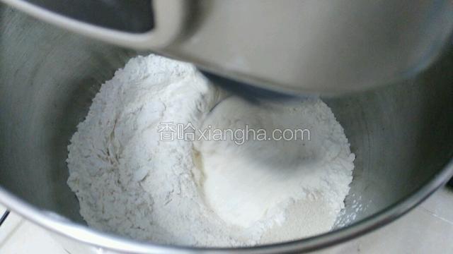 把高粉 盐 酵母一起搅拌均匀