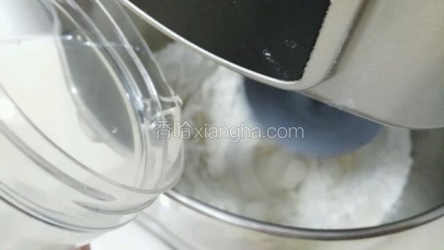 倒入水 搅拌至无干粉状态