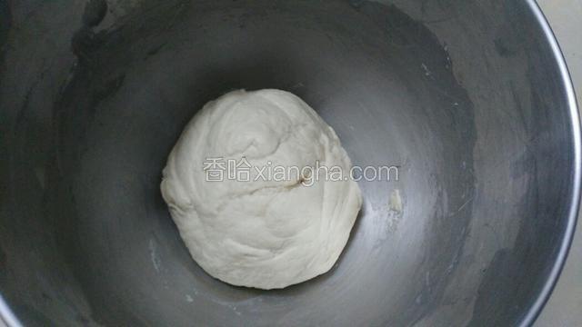 用手稍微整圆放室温发酵 一小时