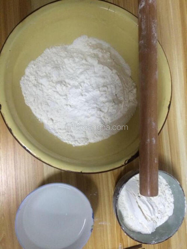 用烧开的水满满一碗，慢慢地倒进去搅拌成絮状。