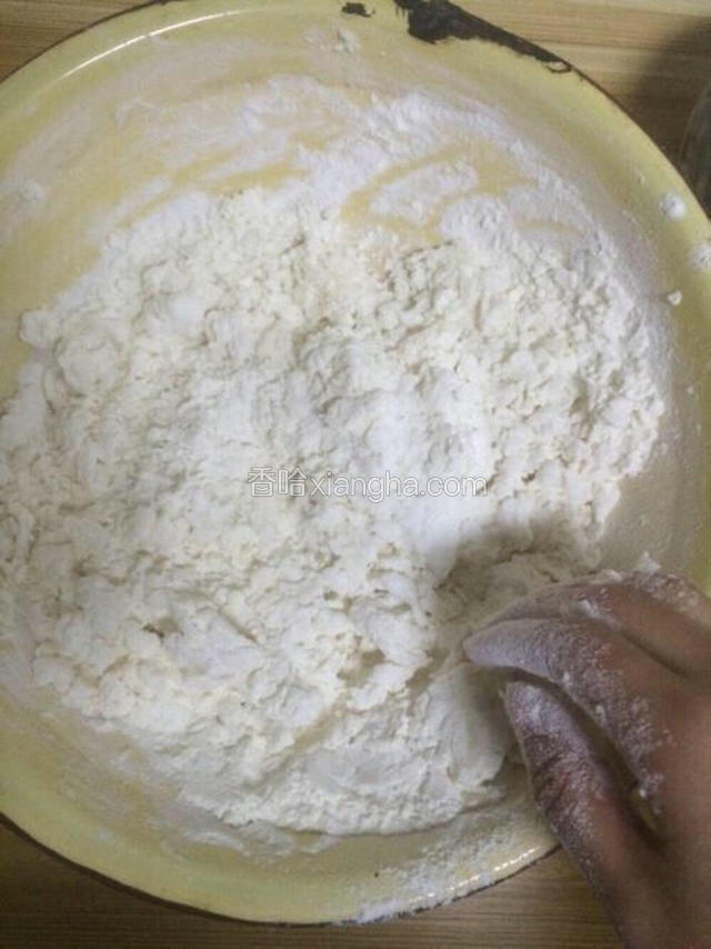 迅速的开始揉面。