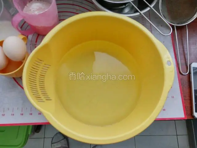 盆中放50度温水