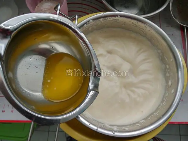 在加入化开黄油拌匀