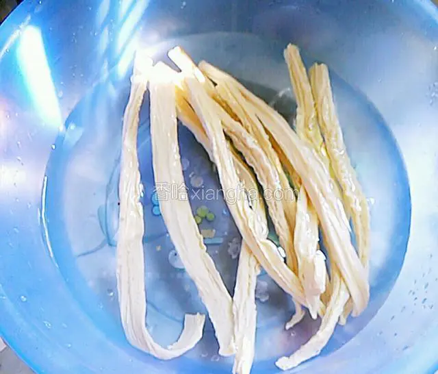 腐竹提前3小时泡发。