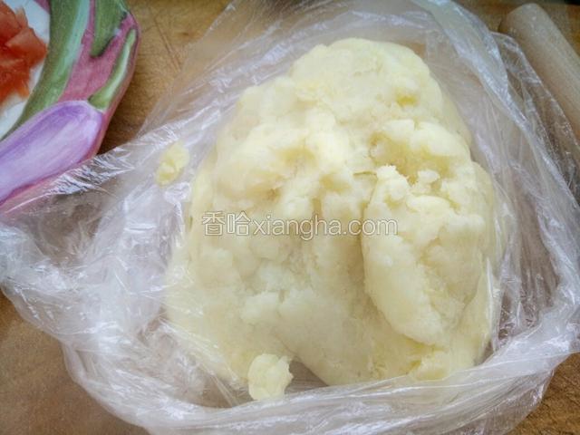 土豆泥越细腻越好，此时烤箱上下火220度预热