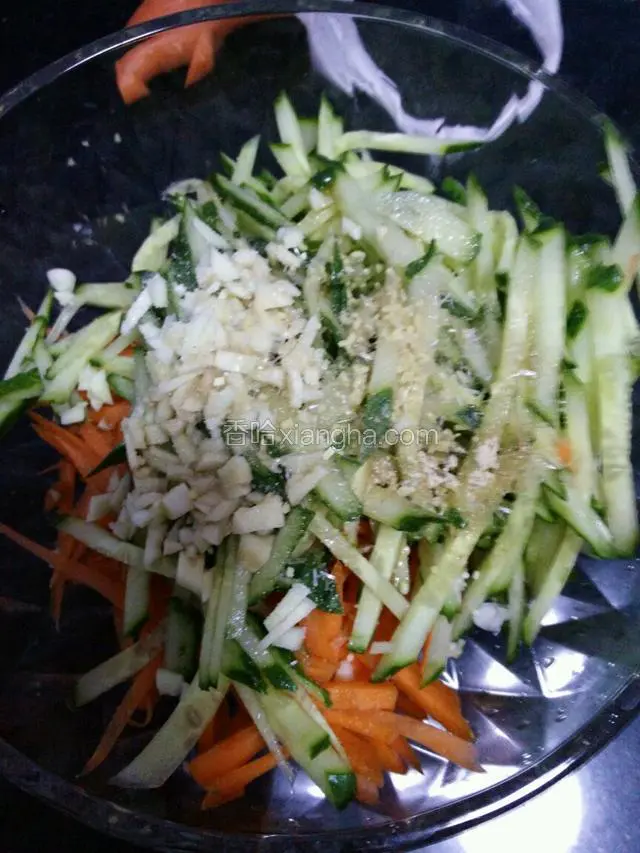 放蒜粒，盐，香油，鸡精，味精，醋，搅拌均匀