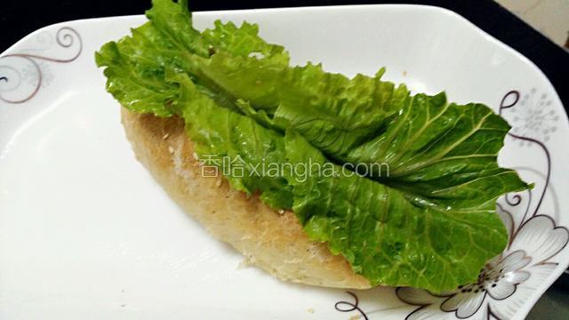 把生菜铺上 生菜艮塞塞开口下 