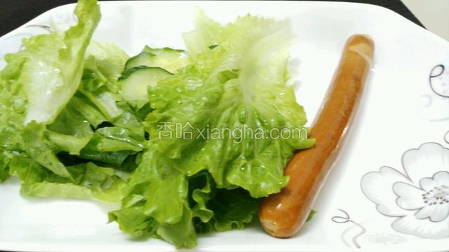 生菜洗干净 香肠稍煎香